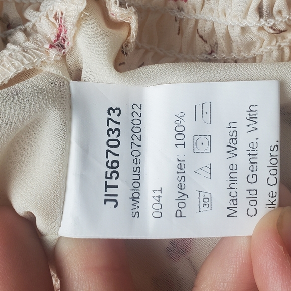 2/$20 | ROMWE Ditsy Floral Crop Top - Picture 7 of 7